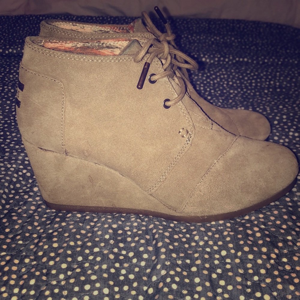 Toms size 8 wedge booties